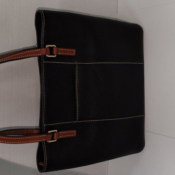 Pebbled Black Dooney & Bourke Learher Tote Red Lining - Picture 4 of 17